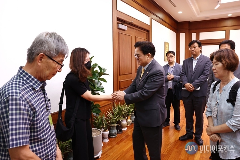 우원식 국회의장이 쿠방 과로사 유가족을 만나고 있다.(국회)
