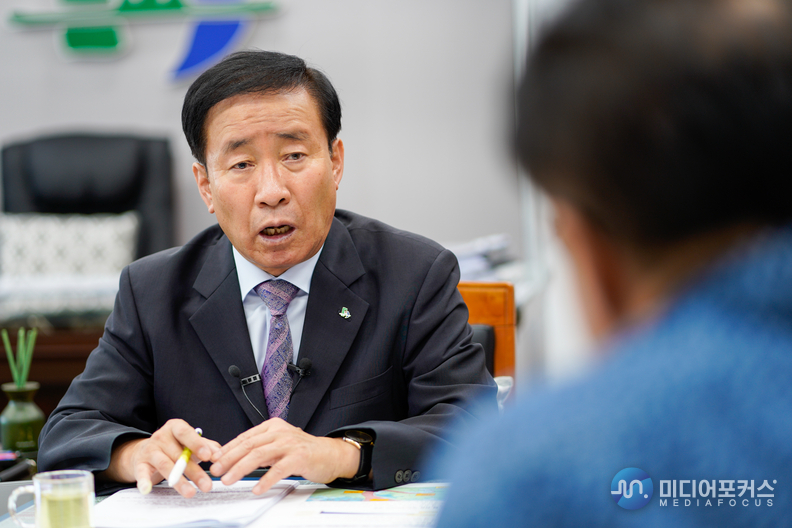 환경부 댐 건설 발표에 반대 입장을 전달하는 김문근 군수(단양군)