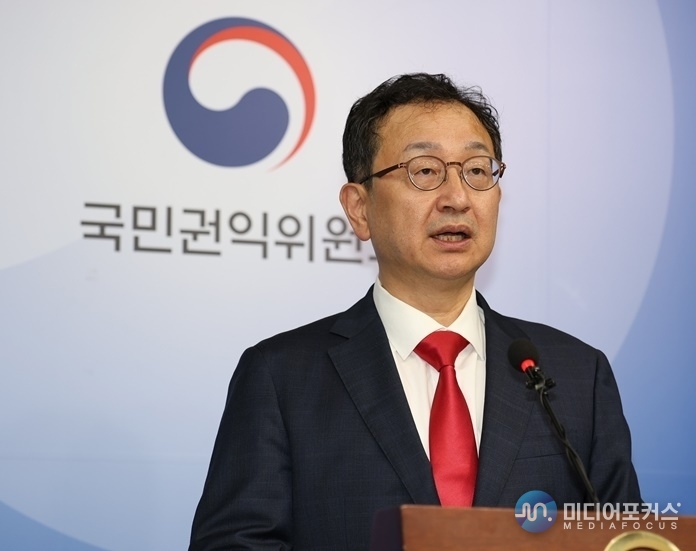  정승윤 국민권익위원회 부위원장이 지난 7월 22일 정부세종청사에서 더불어민주당 이재명 전 대표의 헬기 이송 특혜 논란과 관련 사안 심의 결과를 발표하고 있다.(권익위)