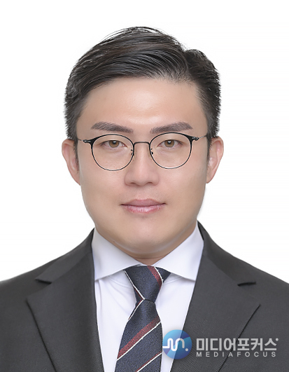 김진 기자