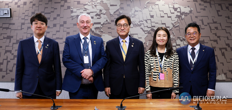 영국 양자회담 참석자들이 기념촬영을 하고 있다. 왼쪽부터 개혁신당 이준석 의원, 린지 하비 호일 영국 하원의장, 우원식 의장, 국민의힘 김소희 의원, 더불어민주당 민병덕 의원.(국회)