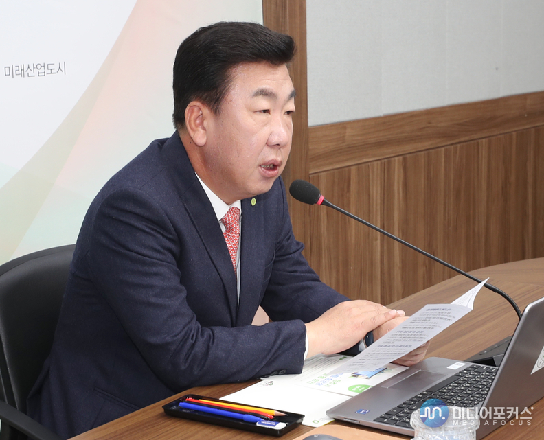 이범석 시장이 주간업무보고 회의를 주관하고 있다. 