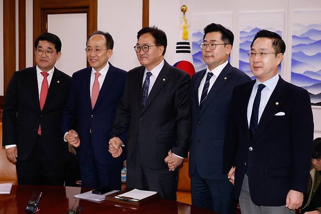 양당 원내대표 회동 모습(연합뉴스)