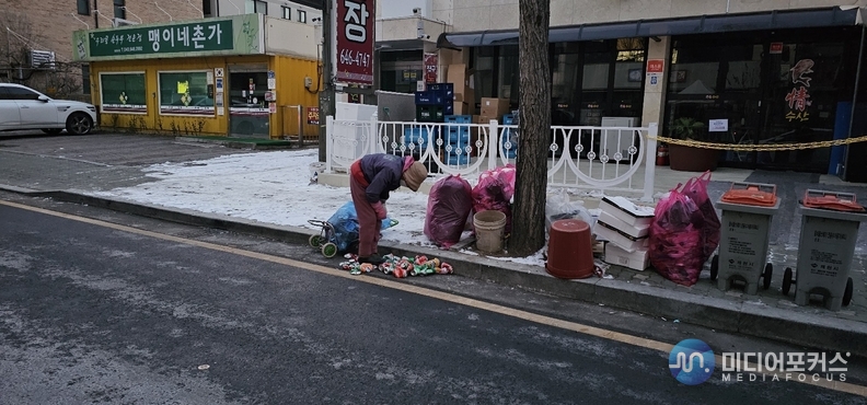 새벽에 나와 깡통을 줍는 할머니 모습