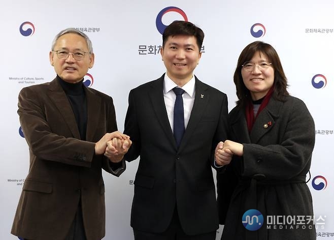 유인촌 문화체육관광부 장관과 장미란 문화체육관광부 제2차관이 유승민 제42대 대한체육회장 당선인을 만나 기념촬영을 하고 있다.(문화체육관광부)