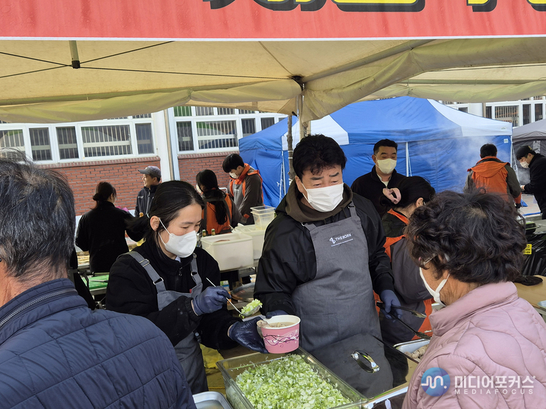 (주)더본코리아 백종원 대표가 산불 피해 주민들에게 음식을 제공하고 있다(안동시)