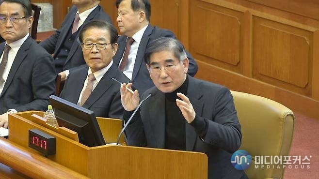 김용현 전 국방부 장관이 헌법재판소에서 열린 윤석열 대통령 탄핵심판 변론에 증인으로 출석해 발언하고 있다.(헌법재판소)