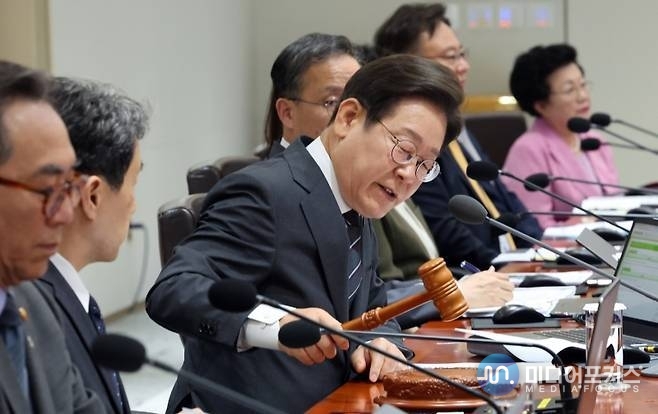 이재명 대통령이 19일 용산 대통령실에서 국무회의를 주재하고 있다.(연합뉴스)