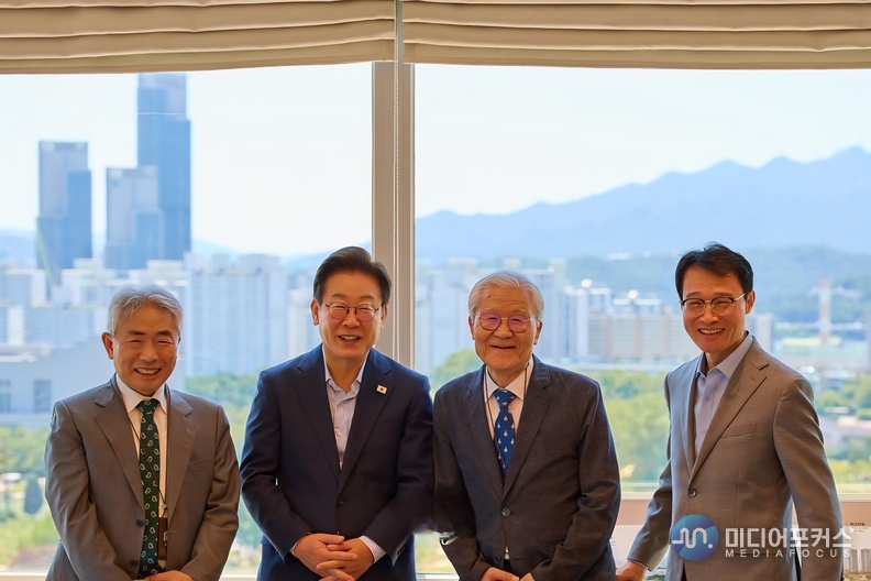 이재명 대통령이 지난 11일 서울 용산 대통령실에서 조갑제(왼쪽 세번째) 조갑제닷컴 대표, 정규재(왼쪽) 정규재TV대표와 기념촬영을 하고 있다. 오른쪽은 이규연 홍보소통수석. (대통령실 제공)