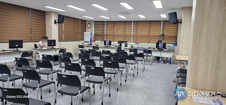21일 민생회복 쿠폰발급이 시작 됐으나 지류형 지역화폐 부족으로 당일 오전 만에 배부 업무가 종료됐다. 텅빈 배부처를 찾은 상당수 시민들이 발길을 돌렸다. (김병호 논설주간)