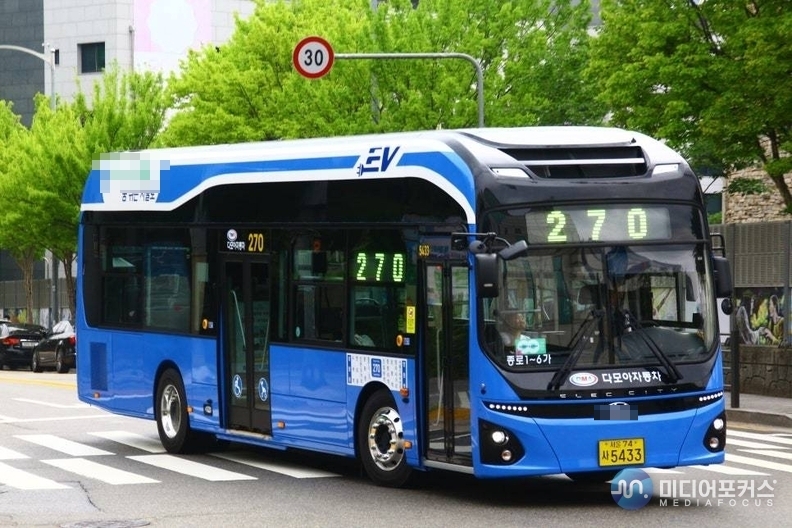 국산 전기 버스 운행 모습