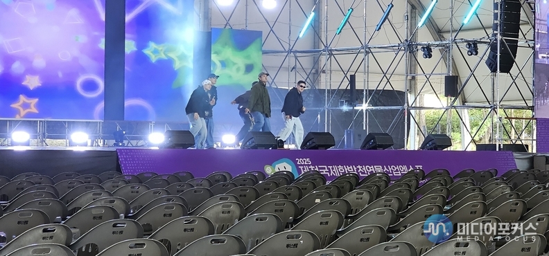  텅 빈 공연장에서 노래하고 있는 댄스 가수팀(김병호 논설주간)