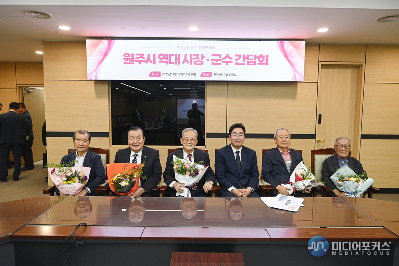 왼쪽부터 김기열 前 시장, 이돈섭 前군수, 김대종 前 시장, 원강수 현 시장, 강태연 前군수