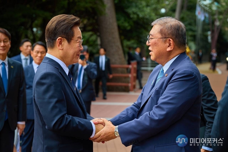 지난 30일, 부산 누리마루 APEC하우스에서 만난 이재명 대통령과 이시바 일본 총리가 두손을 맞잡고 있다.(대통령실)