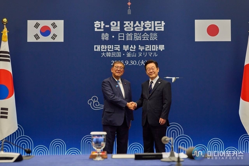 한일 양국 정상이 회담 전 악수를 나누고 있다.(대통령실)
