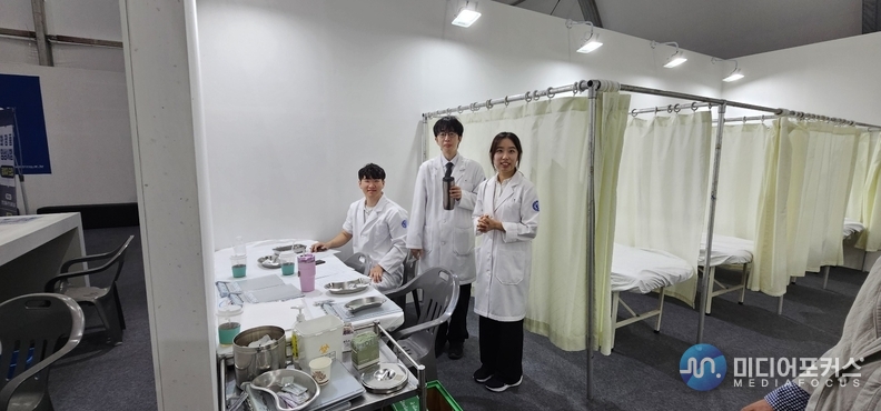 의료봉사하고 있는 한방병원 의료진 모습(김병호 논설주간)