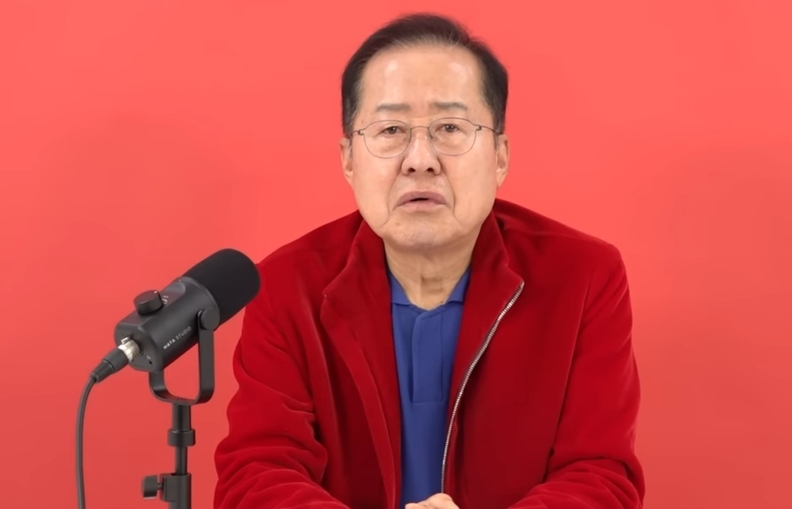 홍준표 전 대구시장이 자신의 유튜브 방송인 TV홍카콜라에서 방송을 하고 있다.(TV홍카콜라 갈무리)