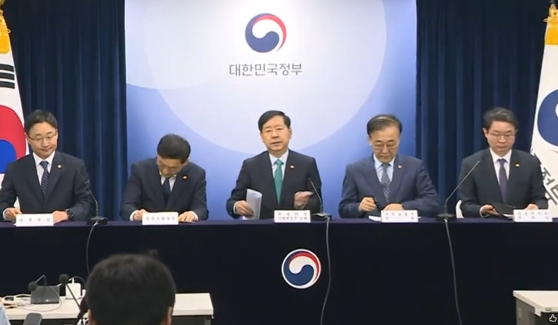 왼쪽부터 임광현 국세청장, 윤창렬 국무조정실장, 구 부총리, 김윤덕 국토교통부 장관, 이억원 금융위원장이 주택시장 안정화 대책 관련 브리핑 중이다.(KTV)