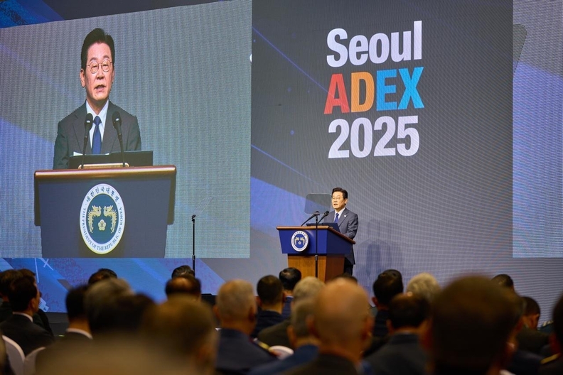 이재명 대통령이 20일, 열린 서울 국제항공우주·방위산업 전시회(ADEX) 2025 개막식에서 축사를 하고 있다.(대통령실)