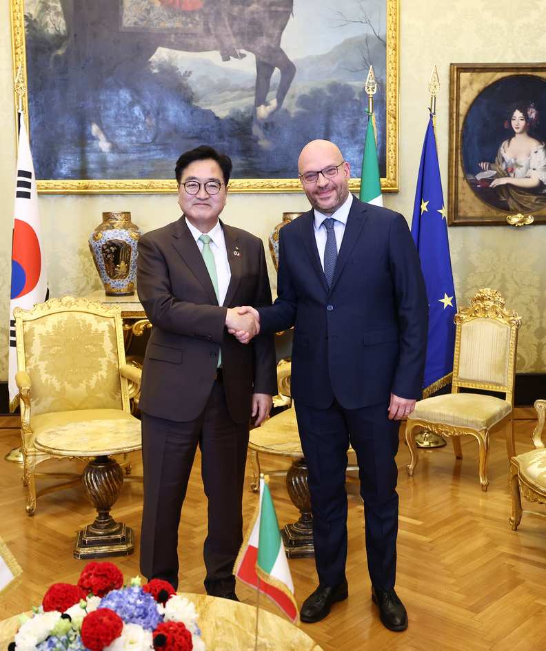 우원식 의장이 로렌초 폰타나 하원의장과 면담을 마친 뒤 기념사진을 촬영하고 있다..(국회)