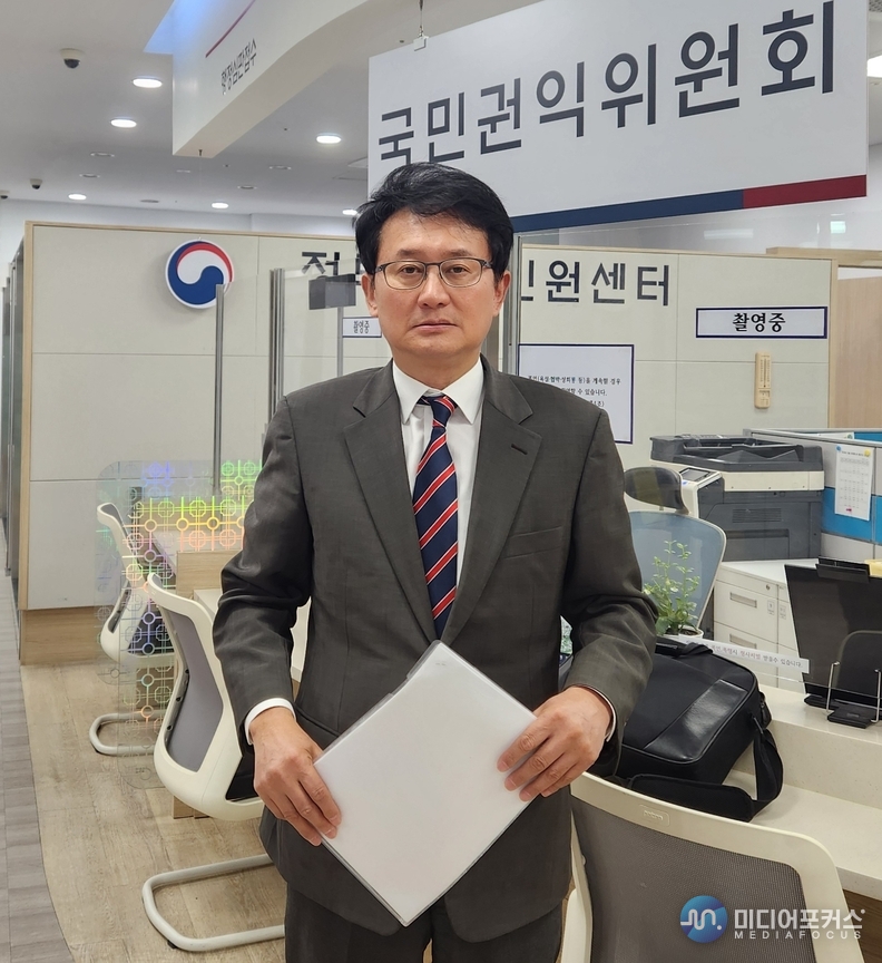 이충형 국민의힘 대변인은 지난 27일, 한전 송전선로 사업 적법성의 하자를 주장하며 사업 재평가 요청서를 국민권익위원회에 제출하고 있다. (이충형 대변인)