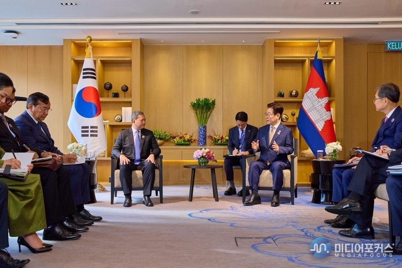 이재명 대통령과 훈 마넷 캄보디아 총리가 정상회담을 갖고 있다.(대통령실)