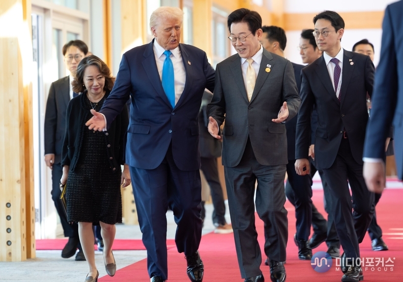 정상회담장에 입장하는 도널드트럼프 대통령과 이재명 대통령(대통령실)