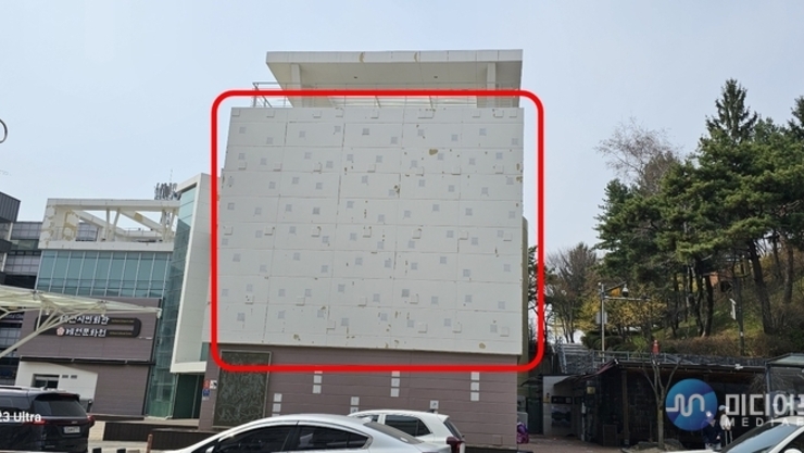 [김병호 칼럼] 제천시, 문화원 벽면 페인트 또 벗겨져 난장판