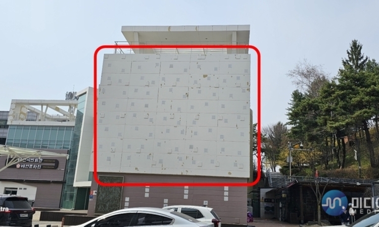 [김병호 칼럼] 제천시, 문화원 벽면 페인트 또 벗겨져 난장판