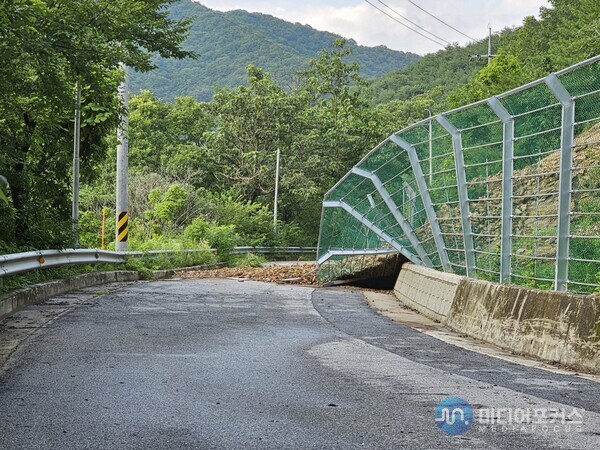산사태로 파크 골프장 진입로가 막혀있다. (사진=김병호 논설주간) 산사태로 파크 골프장 진입로가 막혀있다. (사진=김병호 논설주간)