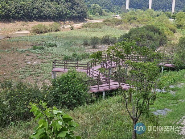 파크골프장 내 설치된 테크 전망대(사진=김병호 논설주간) 파크골프장 내 설치된 테크 전망대(사진=김병호 논설주간)