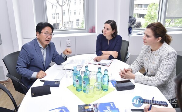 강기정 광주광역시장, 김병내 남구청장, 박병규 광산구청장 등 광주시대표단이 지난 27일(현지시간) 오후 독일 베를린에 위치한 '기억책임미래재단(EVZ)'을 찾아 안드레아 데스포트(Andrea Despot) 대표와 독일의 강제동원된 노동자 배상 문제와 미래세대 교육을 통한 과거청산을 논의하고 있다(사진=광주광역시) 강기정 광주광역시장, 김병내 남구청장, 박병규 광산구청장 등 광주시대표단이 지난 27일(현지시간) 오후 독일 베를린에 위치한 '기억책임미래재단(EVZ)'을 찾아 안드레아 데스포트(Andrea Despot) 대표와 독일의 강제동원된 노동자 배상 문제와 미래세대 교육을 통한 과거청산을 논의하고 있다(사진=광주광역시)
