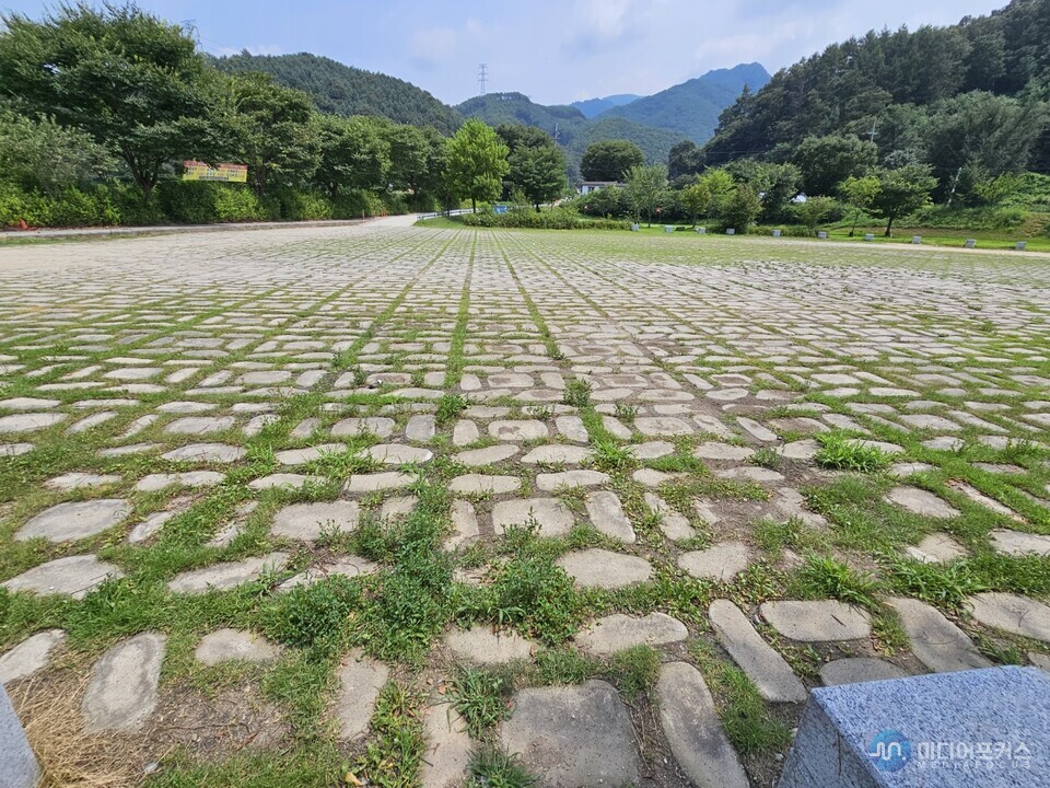 파크골프장 내 바닥 조경석을 깔아 사용하고 있다.(사진=김병호 논설주간) 파크골프장 내 바닥 조경석을 깔아 사용하고 있다.(사진=김병호 논설주간)