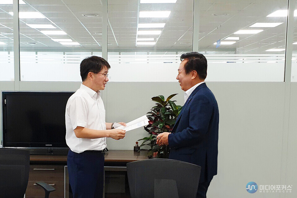 권기창 시장이 기재부 김동일 예산실장을 만나고 있다. (사진=안동시) 권기창 시장이 기재부 김동일 예산실장을 만나고 있다. (사진=안동시)