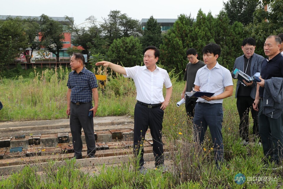 권기창 시장이 탈춤 축제 장소를 점검하고 있다. (사진=안동시) 권기창 시장이 탈춤 축제 장소를 점검하고 있다. (사진=안동시)