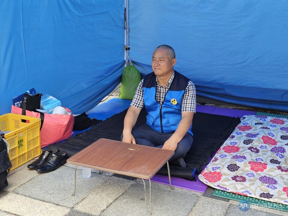 무기한 단식 투쟁에 돌입한 이경용 위원장(사진=김병호 기자) 무기한 단식 투쟁에 돌입한 이경용 위원장(사진=김병호 기자)