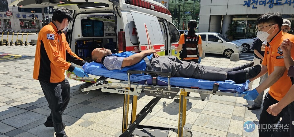 단식 중이던 이경용 위원장이 구급차에 옮겨지고 있다. (사진=김진 기자) 단식 중이던 이경용 위원장이 구급차에 옮겨지고 있다. (사진=김진 기자)