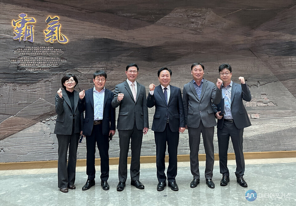 권기창 안동시장이 SK바이오사이언스 본사를 방문하고 있다.(안동시) 권기창 안동시장이 SK바이오사이언스 본사를 방문하고 있다.(안동시)