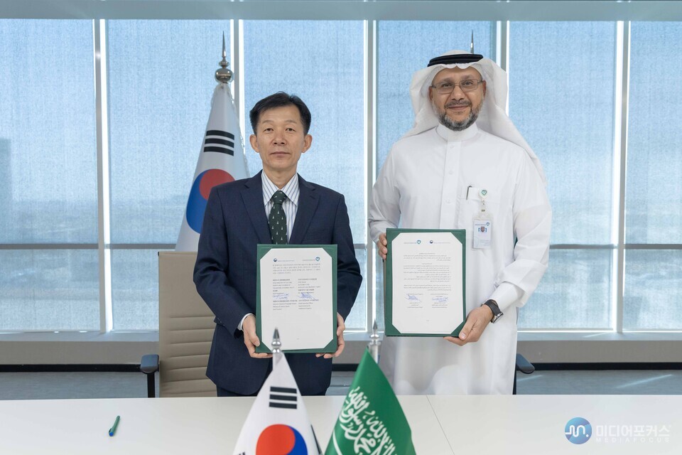 문화체육관광부 임성환 저작권국장과 사우디아라비아지식재산청 압둘아지즈 알스와일렘 청장이 사우디아라비아 리야드에 있는 지식재산청사에서 양국 저작권 분야 협력을 위한 업무협약에 서명했다.(문체부) 문화체육관광부 임성환 저작권국장과 사우디아라비아지식재산청 압둘아지즈 알스와일렘 청장이 사우디아라비아 리야드에 있는 지식재산청사에서 양국 저작권 분야 협력을 위한 업무협약에 서명했다.(문체부)