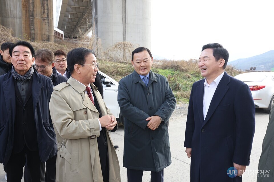 현장 간담회에서 김 군수가 원희룡 장관에게 현안을 설명하고 있다.(단양군) 현장 간담회에서 김 군수가 원희룡 장관에게 현안을 설명하고 있다.(단양군)