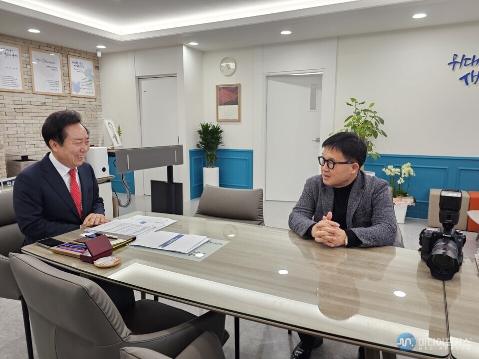 권기창 안동시장과 필자(안동시) 권기창 안동시장과 필자(안동시)