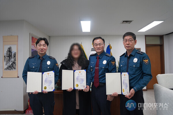 감사장 전달 모습(제천경찰서) 감사장 전달 모습(제천경찰서)