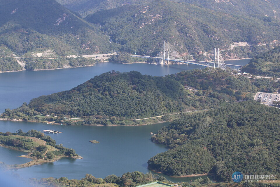 비봉산에서 바라본 청풍호(김병호 논설주간) 비봉산에서 바라본 청풍호(김병호 논설주간)