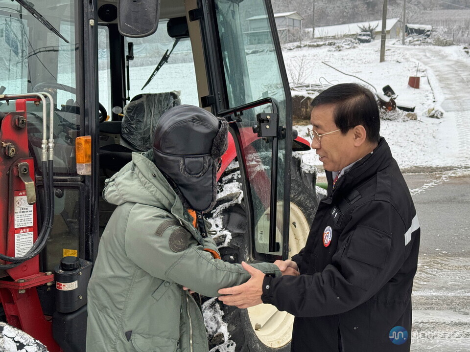 제설 작업자를 찾아 격려 중인 김문근 단양군수(단양군) 제설 작업자를 찾아 격려 중인 김문근 단양군수(단양군)