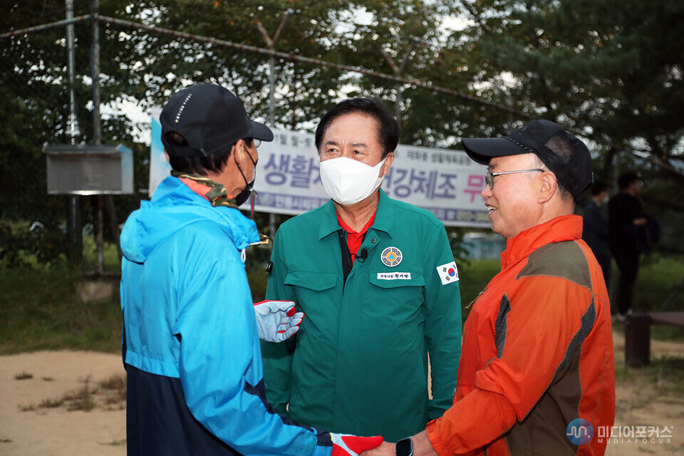 현장에서 주민들의 의견을 청취하는 권기창 시장(안동시) 현장에서 주민들의 의견을 청취하는 권기창 시장(안동시)