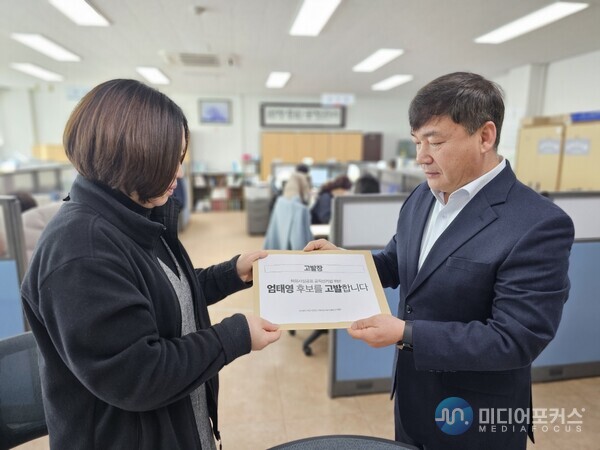 이경용 캠프 관계자가 선관위에 고발장을 제출하고 있다. (이경용 캠프) 이경용 캠프 관계자가 선관위에 고발장을 제출하고 있다. (이경용 캠프)
