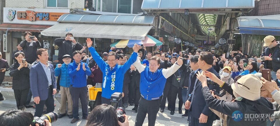이재명 대표가 이경용 후보의 손을 들며 유세에 나서고 있다.(김진 기자) 이재명 대표가 이경용 후보의 손을 들며 유세에 나서고 있다.(김진 기자)