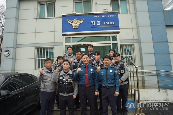 제천경찰서 청전지구대를 찾은 최종상 생활안전부장(제천경찰서) 제천경찰서 청전지구대를 찾은 최종상 생활안전부장(제천경찰서)