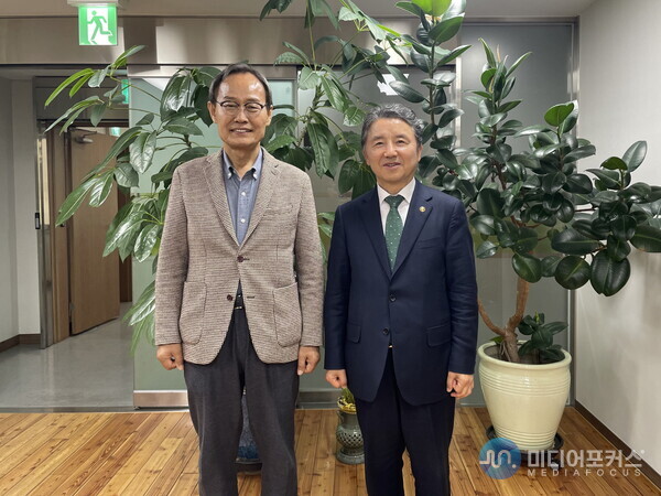 박남서 영주시장(좌)과 남성현 산림청장(영주시) 박남서 영주시장(좌)과 남성현 산림청장(영주시)