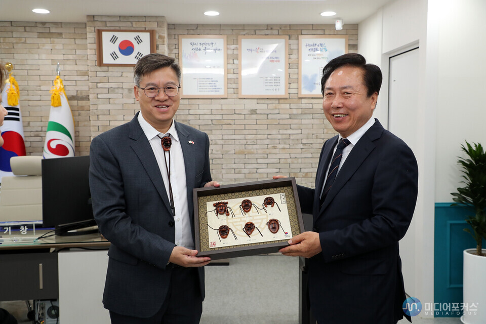 진일표 주부산 중국 총영사(왼쪽)과 권기창 시장(안동시) 진일표 주부산 중국 총영사(왼쪽)과 권기창 시장(안동시)